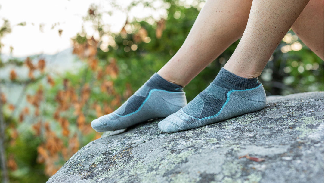 models feet on rock wearing the no show light hiker in slate