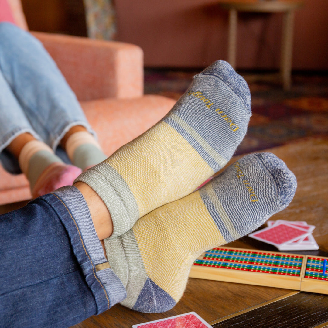 models feel crossed on coffee table wearing the 6128 heavyweight no show in fennel colorway